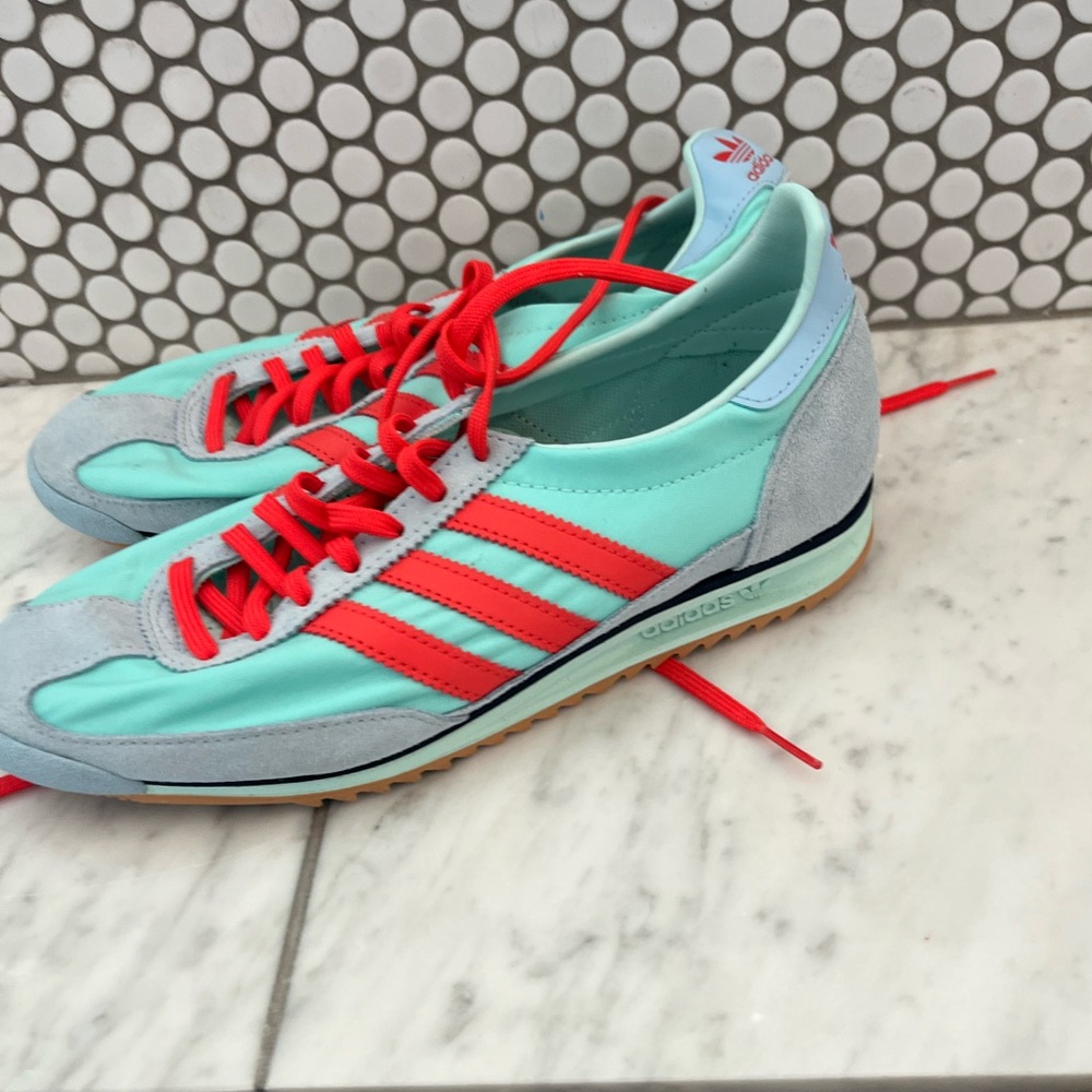 Women’s size 7 Adidas, tennis shoes
